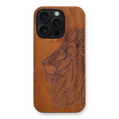 Löwe Eden Case aus Kirschholz für das iPhone 16 Pro Max mit MagSafe