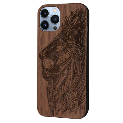 Löwe Eden Case aus Nussbaumholz für iPhone 14 Pro