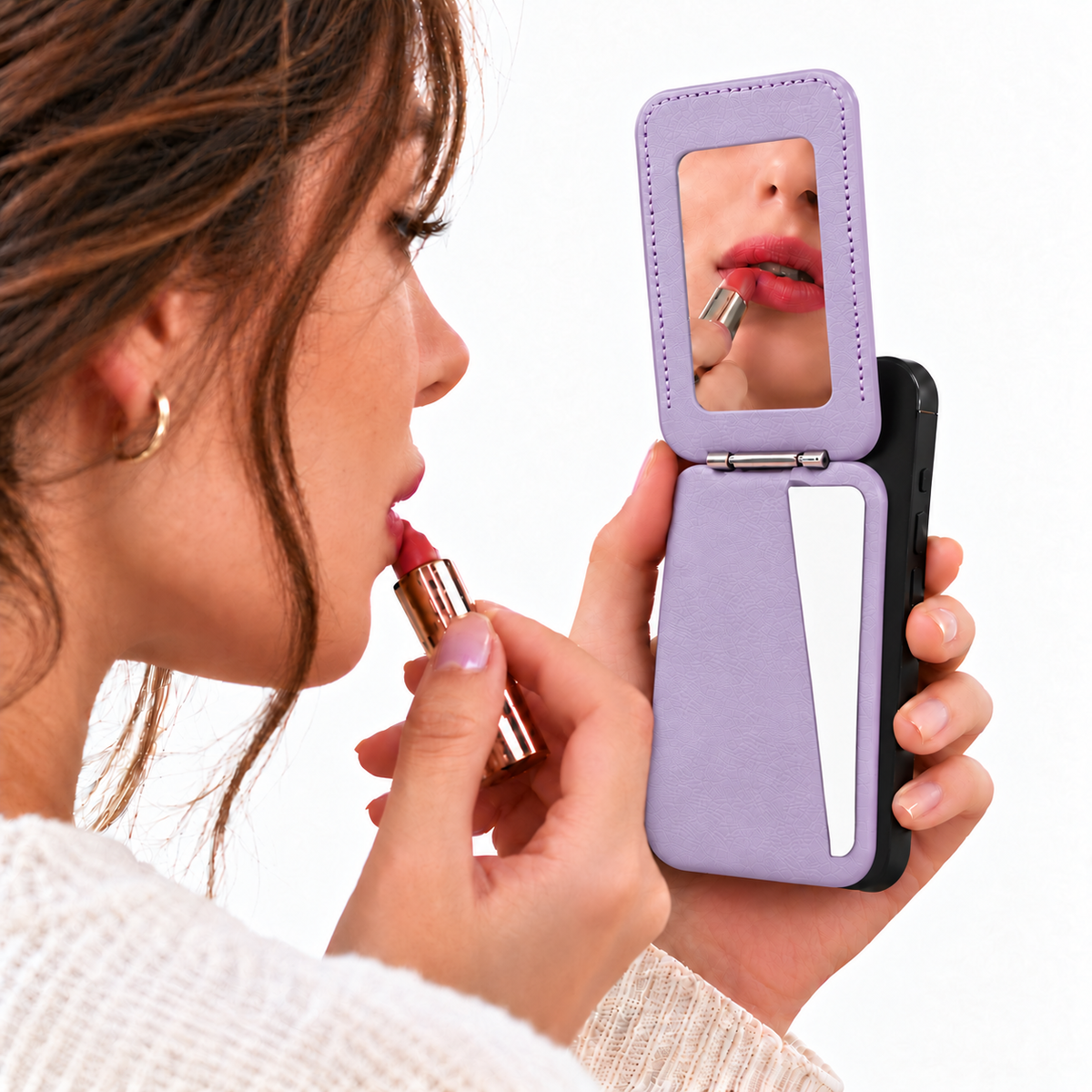 MagSafe Kartenhalter mit Spiegel in Flieder am Smartphone – Frau beim Auftragen von Lippenstift