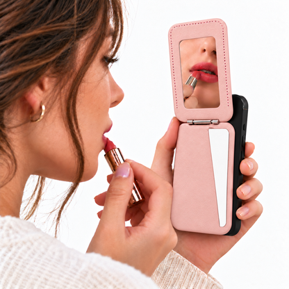 MagSafe Kartenhalter mit Spiegel in Rosa am Smartphone – Frau beim Auftragen von Lippenstift