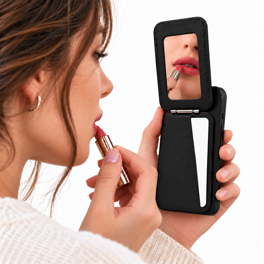 MagSafe Kartenhalter mit Spiegel in Schwarz am Smartphone – Frau beim Auftragen von Lippenstift